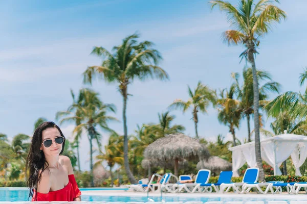 Schöne junge Frau entspannt sich im Schwimmbad. — Stockfoto