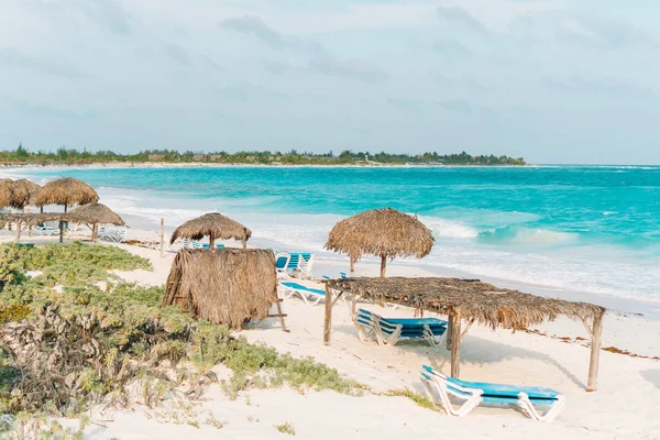 Playa tropical idílica con arena blanca, agua de mar turquesa y grandes palmeras —  Fotos de Stock