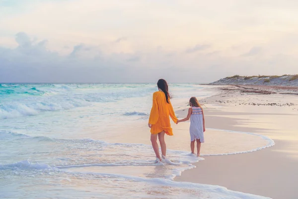 Little cute girl i młoda matka na tropikalnej plaży — Zdjęcie stockowe