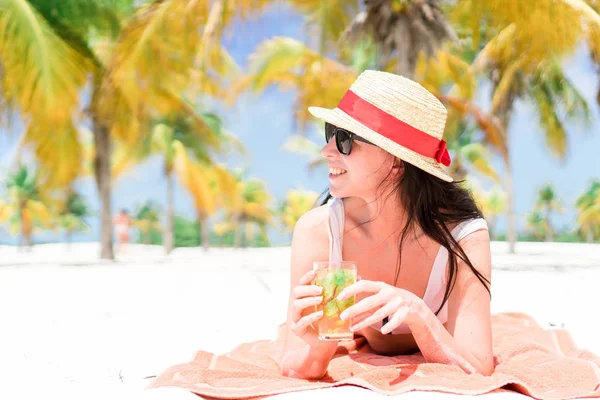 Młoda piękna kobieta odpocząć z koktajlem na białej plaży — Zdjęcie stockowe