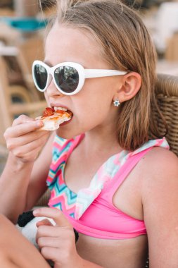 pizza yemek ve sofra ile oturma sevimli küçük kız portresi