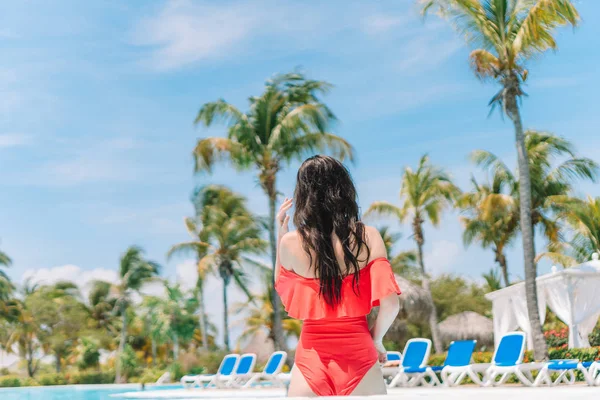 Bela jovem mulher relaxante na piscina. — Fotografia de Stock