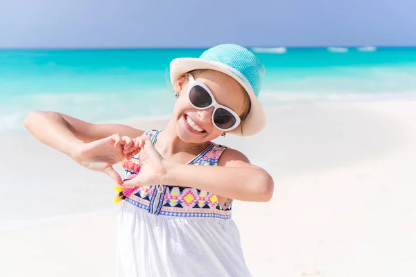 Krásná holčička na pláži se baví. Vtipné dívka těšit letní dovolenou. — Stock fotografie