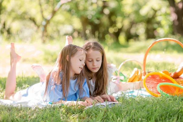 Zwei kleine Kinder picknicken im Park — Stockfoto