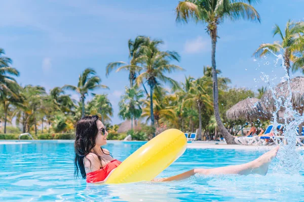 Bela jovem mulher relaxante na piscina. — Fotografia de Stock