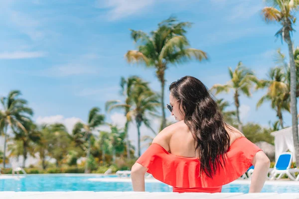 Schöne junge Frau entspannt sich im Schwimmbad. — Stockfoto