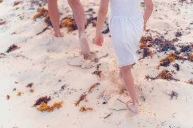 Aile beyaz kum plajındaki metrelik Close-Up