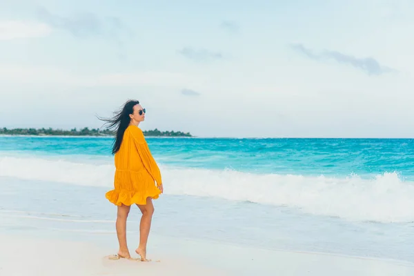 Joven hermosa mujer en la orilla del mar tropical en la puesta del sol . — Foto de Stock