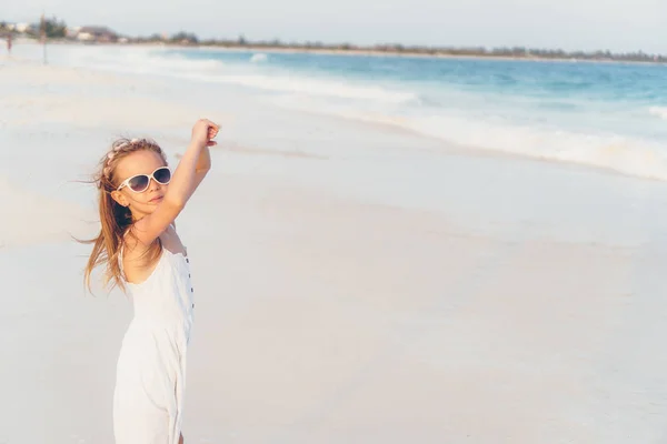 Adorabile bambina in spiaggia che si diverte molto in acque poco profonde — Foto Stock