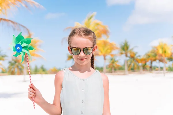 Bambina in cappello che cammina in spiaggia durante le vacanze caraibiche — Foto Stock