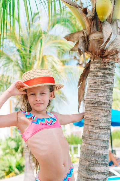 Piękna dziewczynka na plaży dobrze się bawi. Zabawna dziewczyna cieszyć letnie wakacje. — Zdjęcie stockowe