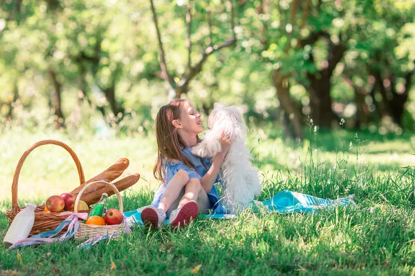 Two little kids on picnic in the park — Stock Photo, Image