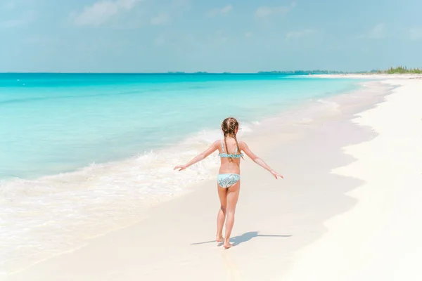 Niña en sombrero caminando en la playa durante las vacaciones caribeñas —  Fotos de Stock