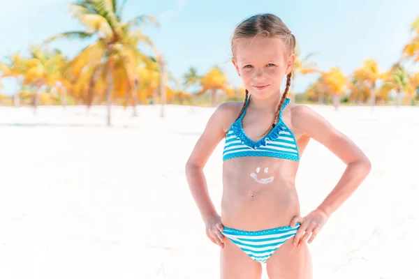 Schöne kleine Mädchen am Strand Spaß haben. Lustige Mädchen genießen Sommerurlaub. — Stockfoto