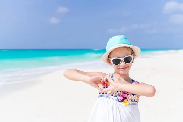 Hermosa niña en la playa divirtiéndose. Chica divertida disfrutar de vacaciones de verano . —  Fotos de Stock