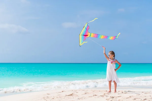 Mała dziewczynka latający latawiec na plaży — Zdjęcie stockowe