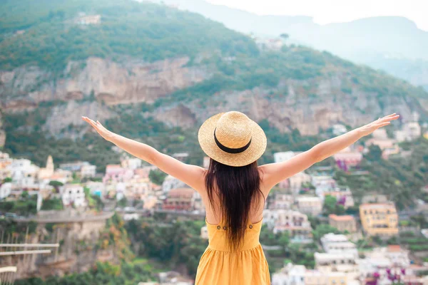 Férias de verão na Itália. Jovem mulher em Positano aldeia ao fundo, Costa Amalfitana, Itália — Fotografia de Stock