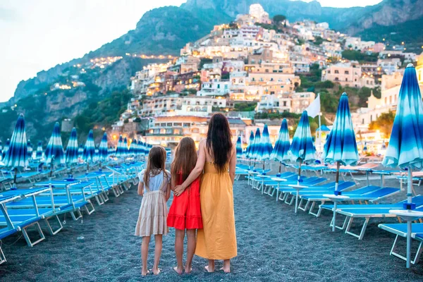 Família em frente a Positano, na costa de Amalfi, na Itália, ao pôr do sol — Fotografia de Stock