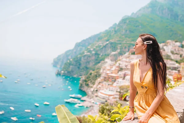 Sommerurlaub in Italien. Junge Frau im Dorf Positano im Hintergrund, Amalfiküste, Italien — Stockfoto