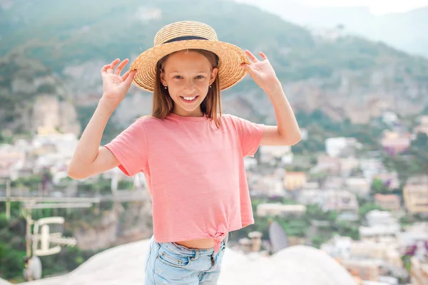 イタリアのPositano町で暖かく晴れた夏の日に愛らしい女の子 — ストック写真