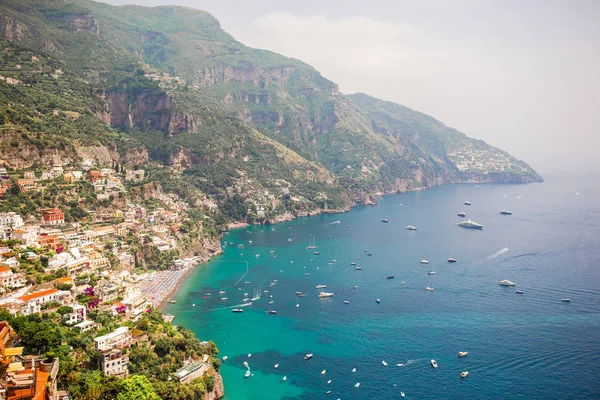 Belas cidades costeiras da Itália - Positano cênico na costa de Amalfi — Fotografia de Stock