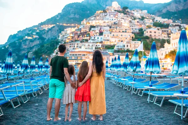 Família em frente a Positano, na costa de Amalfi, na Itália, ao pôr do sol — Fotografia de Stock