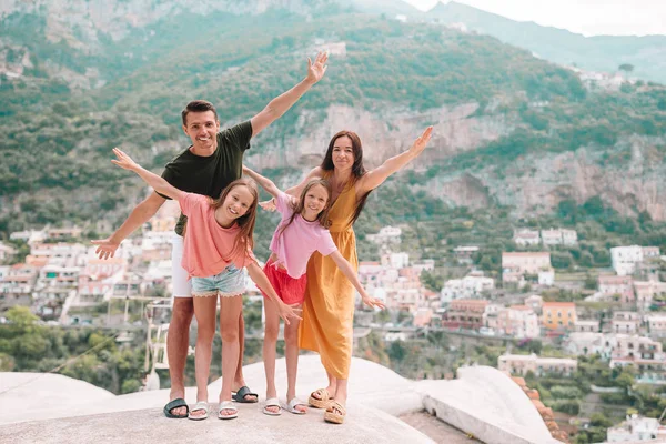 Wakacje we Włoszech. Młoda kobieta w miejscowości Positano na tle, Wybrzeże Amalfi, Włochy — Zdjęcie stockowe