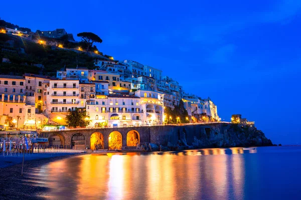 Belas cidades costeiras da Itália - Amalfi cênica na costa de Amalfi — Fotografia de Stock