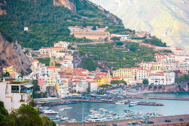 İtalya 'nın güzel kıyı kasabaları - Amalfi kıyısındaki manzaralı Amalfi köyü