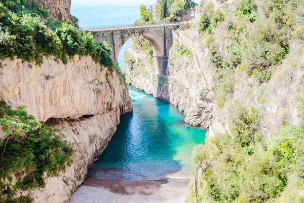 Célèbre plage de Fiordo di furore vue depuis le pont . — Photo