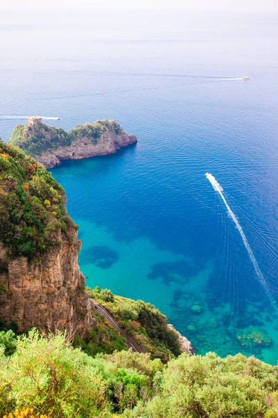 Bella baia accogliente con barche e limpide acque turchesi in Italia — Foto Stock