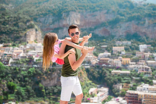 Vacanze estive in Italia. Ragazzo e ragazzo nel villaggio di Positano sullo sfondo, Costiera Amalfitana, Italia — Foto Stock