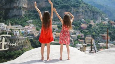Sıcak ve güneşli bir yaz gününde, İtalya 'nın Positano şehrinde sevimli küçük kızlar.