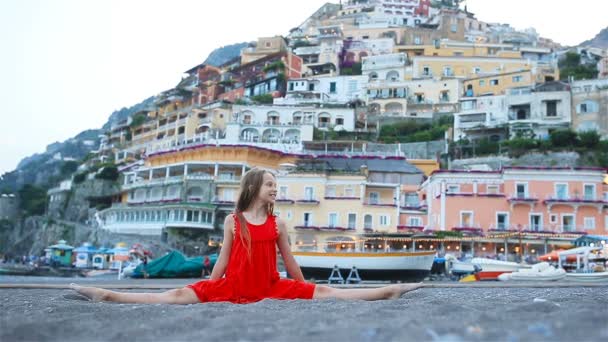 Menina adorável no dia quente e ensolarado de verão na cidade de Positano, na Itália — Vídeo de Stock