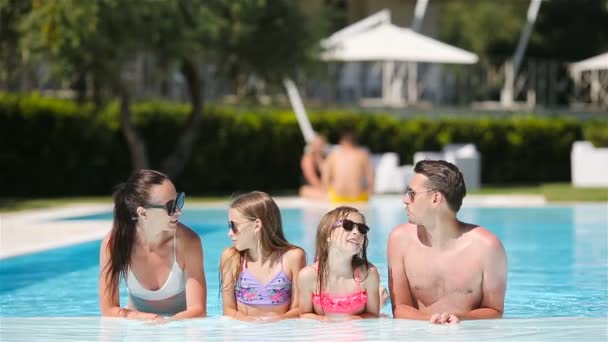 Familia feliz en la piscina — Vídeos de Stock