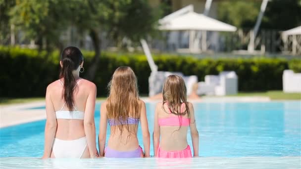 Mãe e duas crianças desfrutando de férias de verão na piscina de luxo — Vídeo de Stock