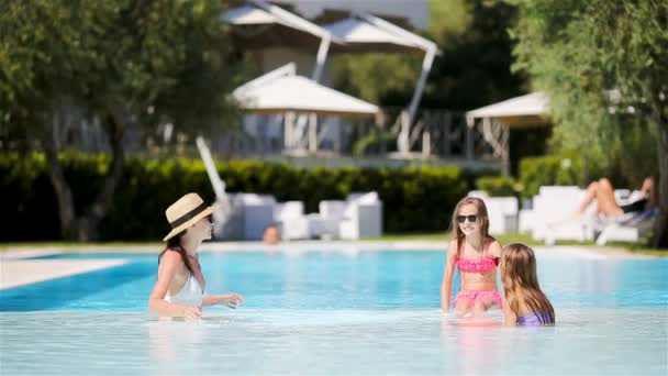 Mutter und zwei Kinder genießen Sommerurlaub im Luxus-Schwimmbad — Stockvideo