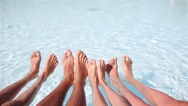 Primo piano di quattro persone gambe a bordo piscina — Video Stock