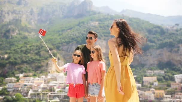 Pais e filhos tirando selfie foto fundo Positano cidade em Itali, na costa de Amalfi — Vídeo de Stock