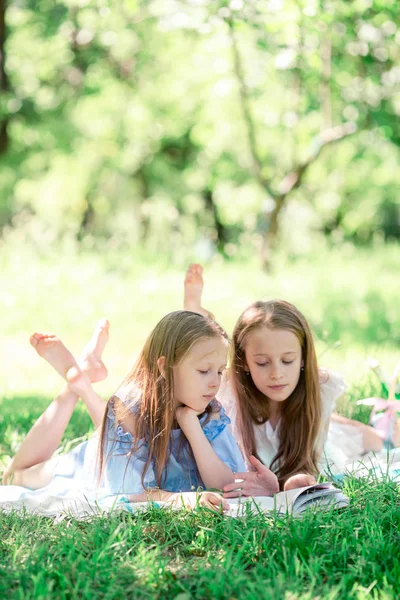 Two little kids on picnic in the park — Stock Photo, Image