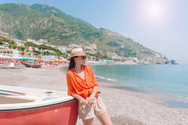 Mulher bonita na praia na costa de Amalfi, na Itália — Fotografia de Stock