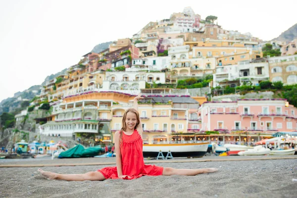 Menina adorável no dia quente e ensolarado de verão na cidade de Positano, na Itália — Fotografia de Stock