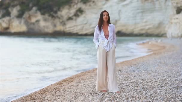 Mujer hermosa joven en la playa tropical blanca . — Vídeos de Stock