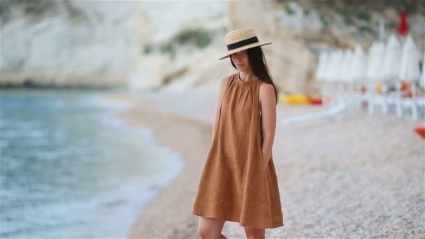 Jeune belle femme sur la plage tropicale blanche . — Video