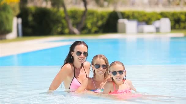 Moeder en twee kinderen genieten van zomervakantie in luxe zwembad — Stockvideo