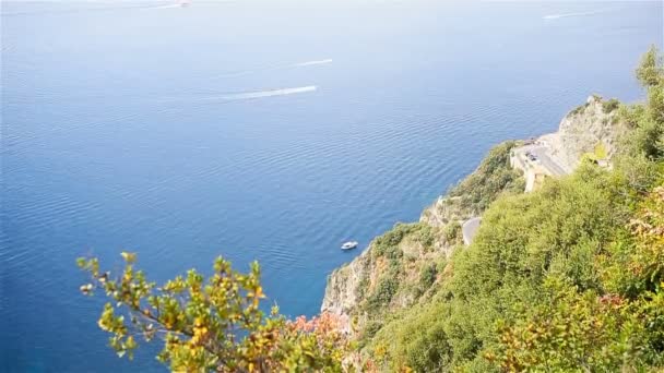 Schöne gemütliche Bucht mit Booten und klarem türkisfarbenem Wasser in Italien — Stockvideo