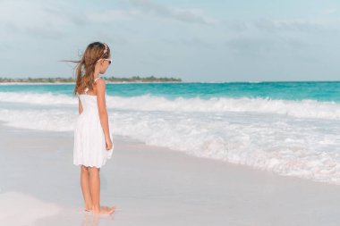 Yaz tatilinde sahilde tatlı küçük bir kız.