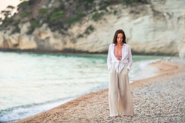 Młoda piękna kobieta na białej tropikalnej plaży. — Zdjęcie stockowe