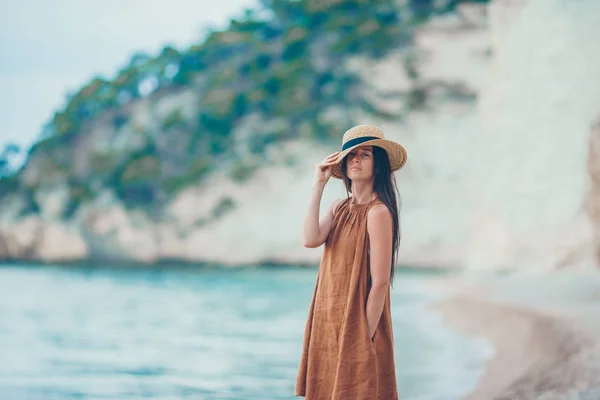 Ung vacker kvinna på vit tropisk strand. — Stockfoto