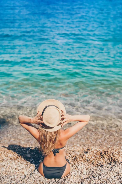 Młoda piękna kobieta relaksująca się na Europejskiej plaży — Zdjęcie stockowe